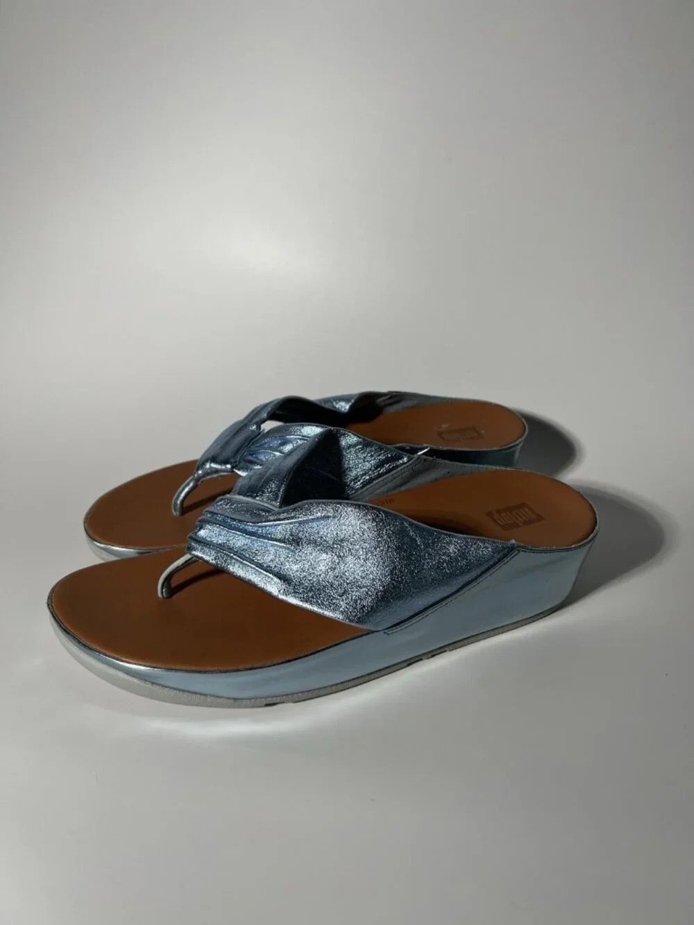 FitFlop Women’s Metallic Light Blue Leather Thong Sandals Size 9